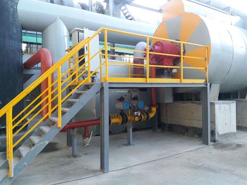 Waste tire cracking reactor